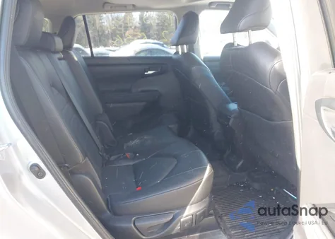 2022 Toyota Highlander Xle z USA, uszkodzony, nr VIN 5TDGZRBH8NS236556